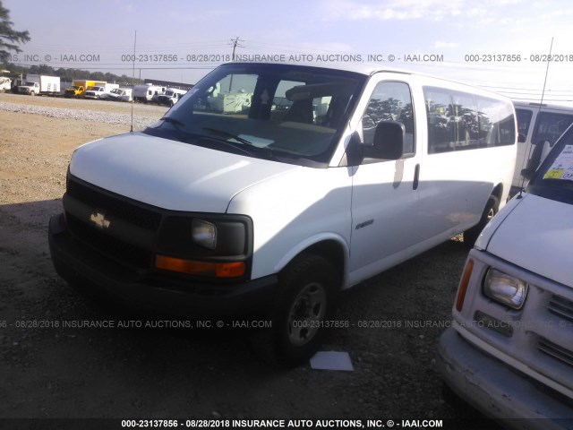 1GAHG39U541169848 - 2004 CHEVROLET EXPRESS G3500  WHITE photo 2