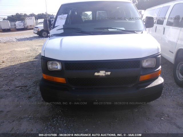 1GAHG39U541169848 - 2004 CHEVROLET EXPRESS G3500  WHITE photo 6