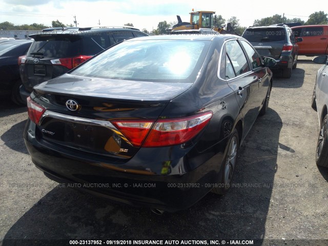 4T1BF1FKXHU301588 - 2017 TOYOTA CAMRY LE/XLE/SE/XSE BLACK photo 4
