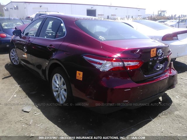 4T1B11HK4JU571286 - 2018 TOYOTA CAMRY L/LE/XLE/SE/XSE RED photo 3