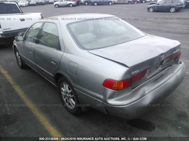 JT2BF28K6Y0289334 - 2000 TOYOTA CAMRY LE/XLE SILVER photo 3