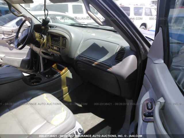 5LMPU28AXYLJ10651 - 2000 LINCOLN NAVIGATOR Czarny zdjęcie 5