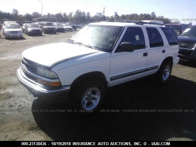 1GNDT13W8Y2286427 - 2000 CHEVROLET BLAZER WHITE photo 2