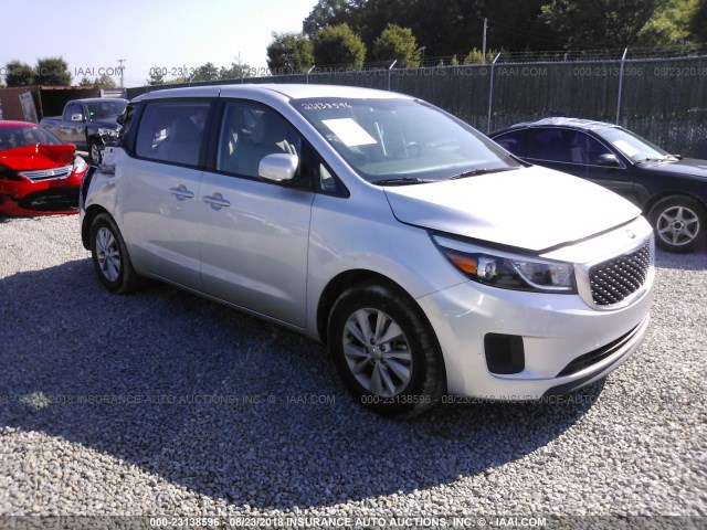 KNDMA5C15H6258474 - 2017 KIA SEDONA SILVER photo 1