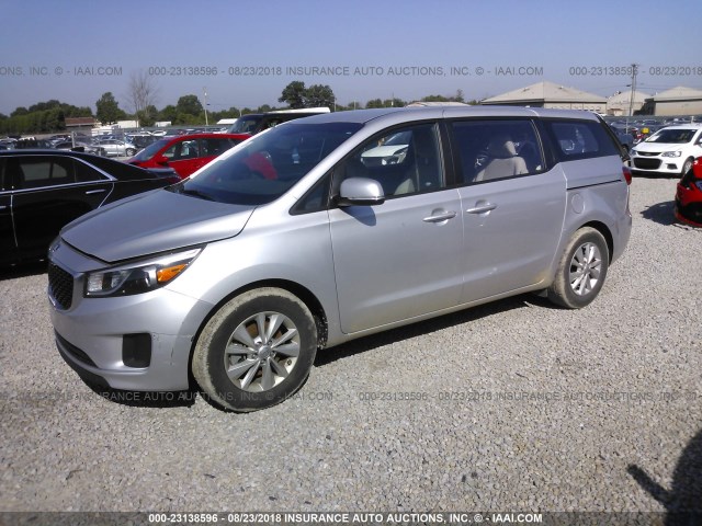 KNDMA5C15H6258474 - 2017 KIA SEDONA SILVER photo 2