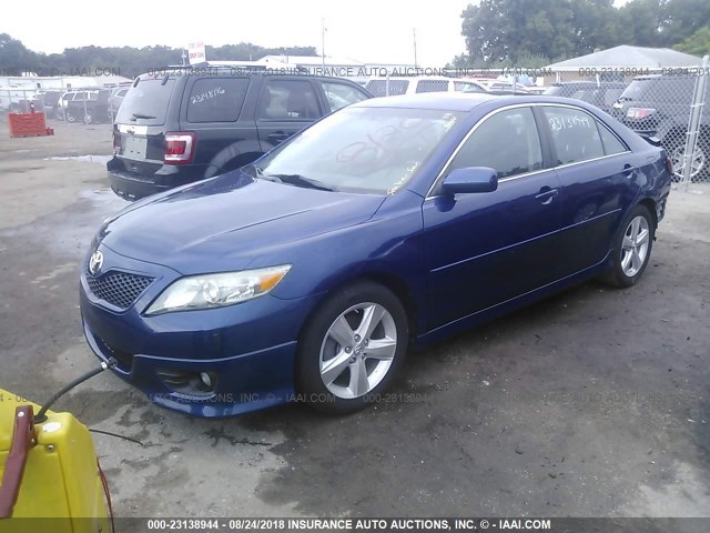 4T1BF3EK7AU574989 - 2010 TOYOTA CAMRY SE/LE/XLE ლურჯი ფოტო 2