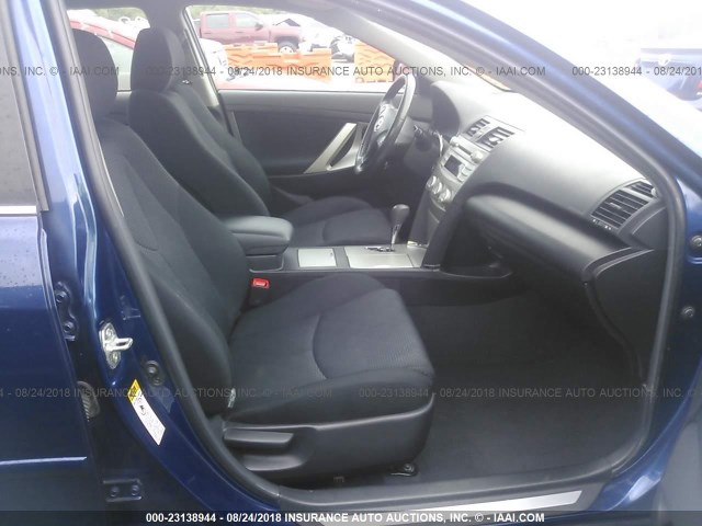 4T1BF3EK7AU574989 - 2010 TOYOTA CAMRY SE/LE/XLE ლურჯი ფოტო 5