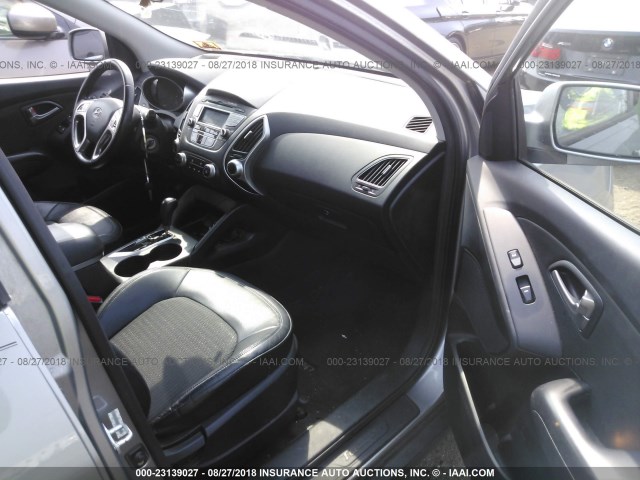 KM8JU3AC6BU241846 - 2011 HYUNDAI TUCSON GLS/LIMITED ნაცრისფერი ფოტო 5