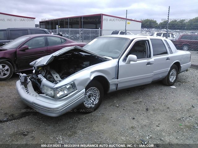 1LNLM81W1TY677353 - 1996 LINCOLN TOWN CAR EXECUTIVE Silber Foto 2
