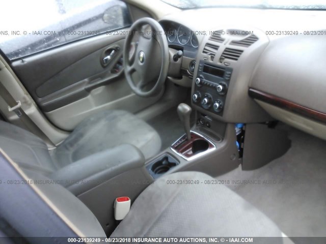 1G1ZS58F68F135573 - 2008 CHEVROLET MALIBU LS ფერფლისფერი ფოტო 5