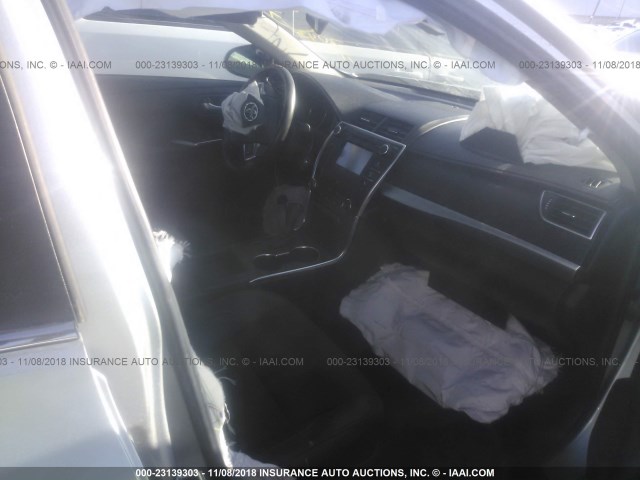 4T1BF1FK8GU145873 - 2016 TOYOTA CAMRY LE/XLE/SE/XSE 灰色 照片 5