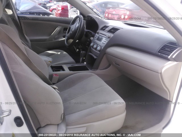 4T1BE46KX9U869345 - 2009 TOYOTA CAMRY SE/LE/XLE თეთრი ფოტო 5