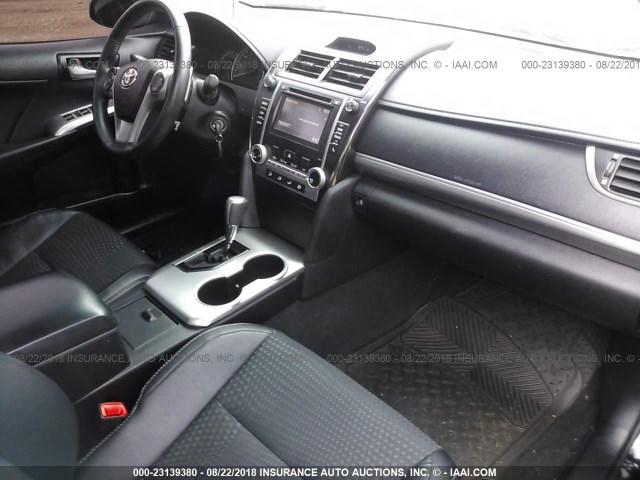 4T1BF1FK1EU413210 - 2014 TOYOTA CAMRY L/SE/LE/XLE Qara foto 5