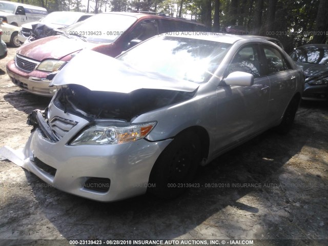 4T1BF3EK8BU740776 - 2011 TOYOTA CAMRY SE/LE/XLE ვერცხლისფერი ფოტო 2