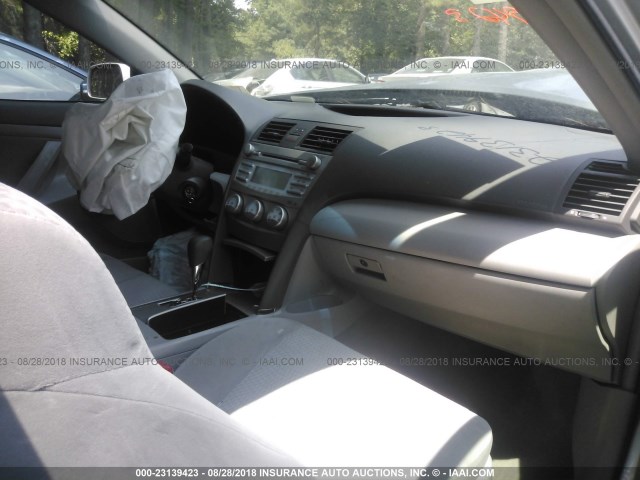 4T1BF3EK8BU740776 - 2011 TOYOTA CAMRY SE/LE/XLE ვერცხლისფერი ფოტო 5