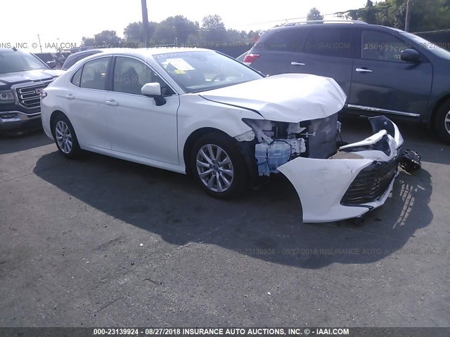 JTNB11HK1J3011795 - 2018 TOYOTA CAMRY L/LE/XLE/SE/XSE WHITE photo 1