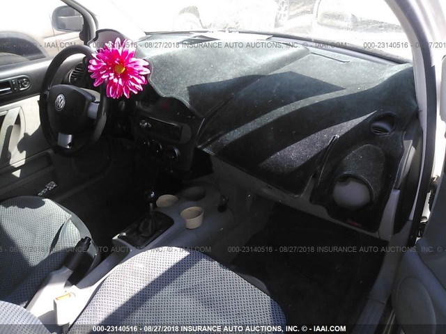 3VWBB61CXWM041916 - 1998 VOLKSWAGEN NEW BEETLE 白色 照片 5