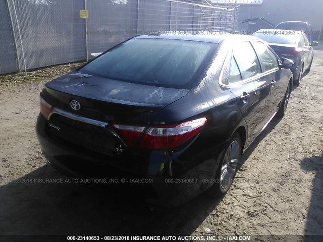 4T1BF1FK4HU380532 - 2017 TOYOTA CAMRY LE/XLE/SE/XSE BLACK photo 4