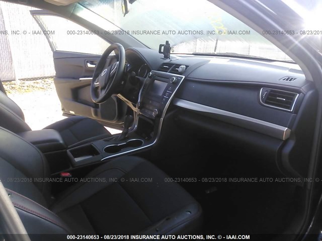 4T1BF1FK4HU380532 - 2017 TOYOTA CAMRY LE/XLE/SE/XSE BLACK photo 5