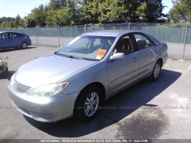 4T1BF30K15U600614 - 2005 TOYOTA CAMRY LE/XLE/SE 银色 照片 2