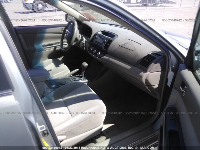 4T1BF30K15U600614 - 2005 TOYOTA CAMRY LE/XLE/SE 银色 照片 5