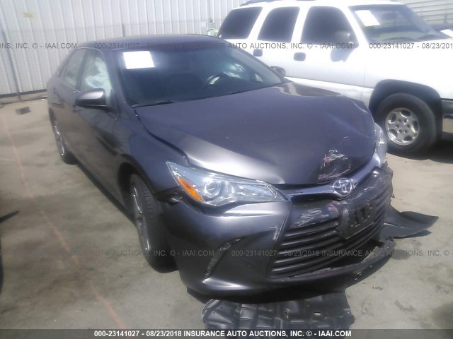 4T4BF1FKXFR473655 - 2015 TOYOTA CAMRY LE/XLE/SE/XSE GRAY photo 1