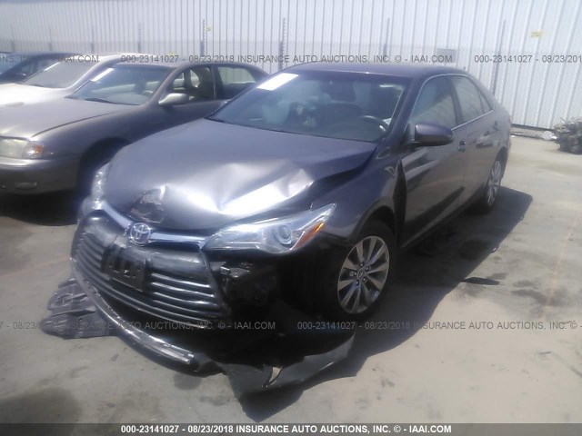 4T4BF1FKXFR473655 - 2015 TOYOTA CAMRY LE/XLE/SE/XSE 灰色 照片 2