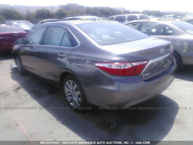 4T4BF1FKXFR473655 - 2015 TOYOTA CAMRY LE/XLE/SE/XSE GRAY photo 3