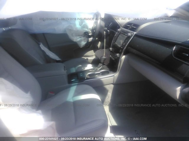 4T4BF1FKXFR473655 - 2015 TOYOTA CAMRY LE/XLE/SE/XSE 灰色 照片 5