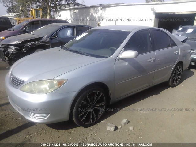 4T1BE32K95U043709 - 2005 TOYOTA CAMRY LE/XLE/SE Gümüş foto 2