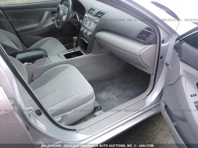 4T4BF3EKXBR202893 - 2011 TOYOTA CAMRY SE/LE/XLE ვერცხლისფერი ფოტო 5