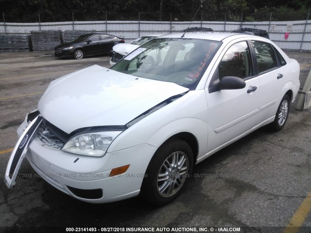 1FAFP34N37W127304 - 2007 FORD FOCUS ZX4/S/SE/SES WHITE photo 2