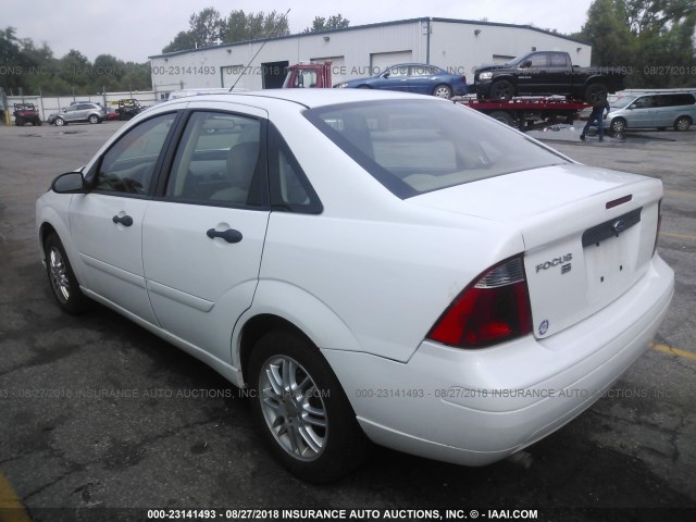 1FAFP34N37W127304 - 2007 FORD FOCUS ZX4/S/SE/SES WHITE photo 3