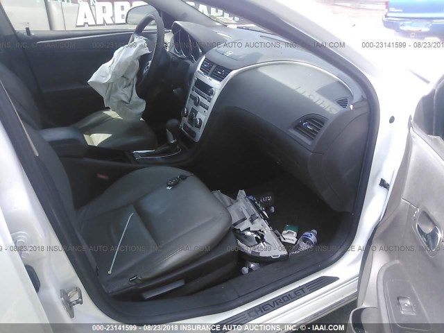 1G1ZC5E0XCF225413 - 2012 CHEVROLET MALIBU 1LT 白色 照片 5