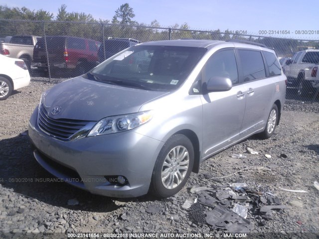 5TDYZ3DC3HS876570 - 2017 TOYOTA SIENNA XLE/LIMITED GRAY photo 2