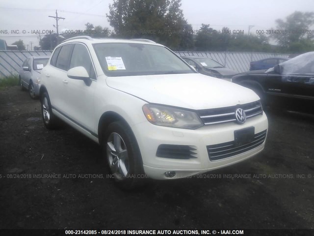 WVGFF9BP5CD000625 - 2012 VOLKSWAGEN TOUAREG V6 WHITE photo 6