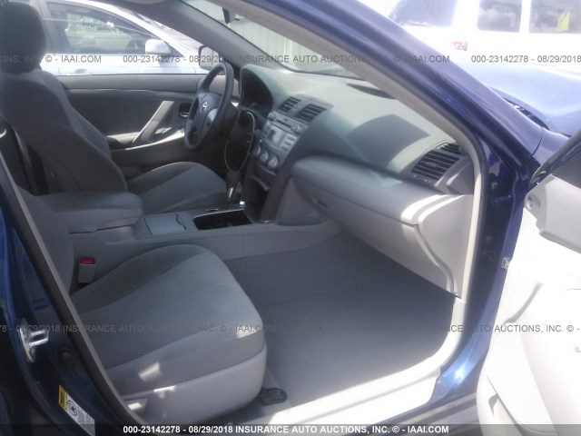 4T4BF3EK6BR115251 - 2011 TOYOTA CAMRY SE/LE/XLE 蓝色 照片 5
