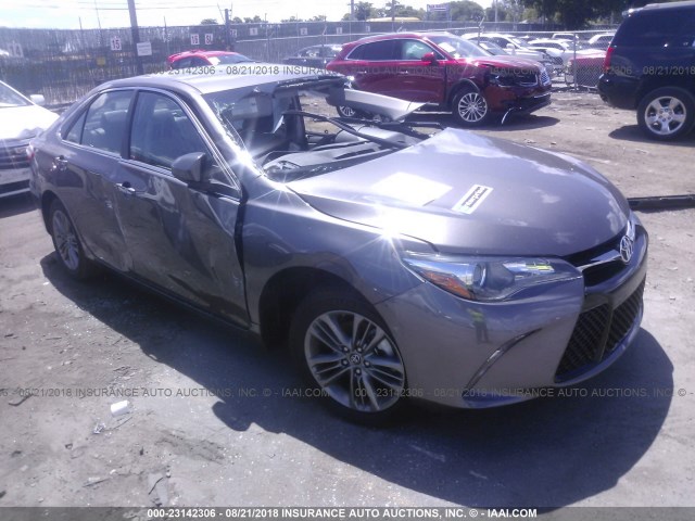 4T1BF1FK4HU406854 - 2017 TOYOTA CAMRY LE/XLE/SE/XSE GRAY photo 1
