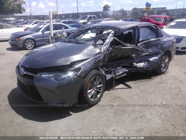 4T1BF1FK4HU406854 - 2017 TOYOTA CAMRY LE/XLE/SE/XSE GRAY photo 2
