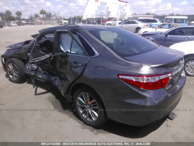 4T1BF1FK4HU406854 - 2017 TOYOTA CAMRY LE/XLE/SE/XSE GRAY photo 3