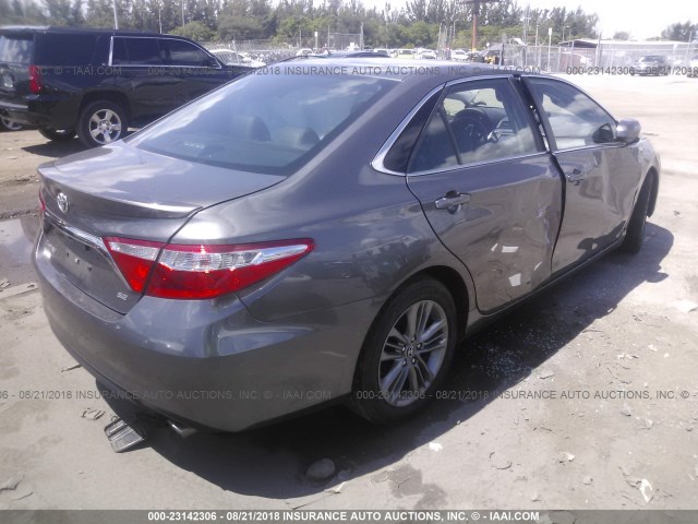 4T1BF1FK4HU406854 - 2017 TOYOTA CAMRY LE/XLE/SE/XSE GRAY photo 4