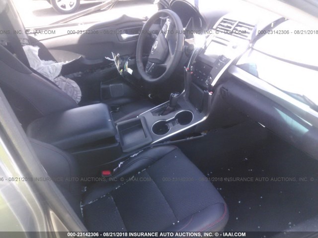 4T1BF1FK4HU406854 - 2017 TOYOTA CAMRY LE/XLE/SE/XSE GRAY photo 5