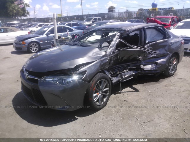 4T1BF1FK4HU406854 - 2017 TOYOTA CAMRY LE/XLE/SE/XSE GRAY photo 6