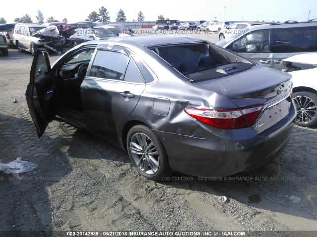 4T1BF1FK6GU261380 - 2016 TOYOTA CAMRY LE/XLE/SE/XSE GRAY photo 3