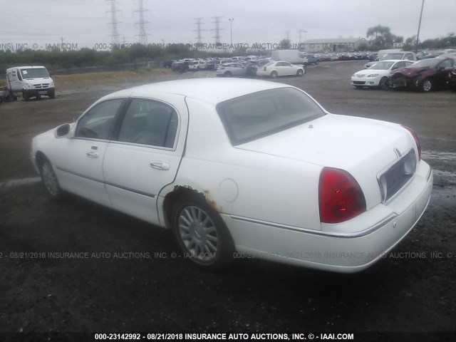 1LNHM81W15Y627268 - 2005 LINCOLN TOWN CAR SIGNATURE WHITE photo 3