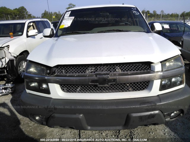 3GNEK13T12G122707 - 2002 CHEVROLET AVALANCHE K1500 WHITE photo 6