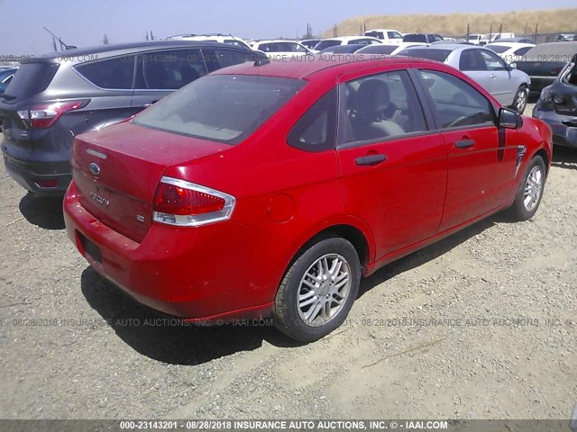 1FAHP35N88W118512 - 2008 FORD FOCUS SE/SEL/SES RED photo 4