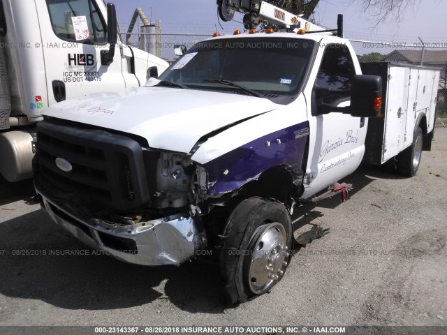 1FDAF56Y76EB61708 - 2006 FORD F550 SUPER DUTY WHITE photo 2