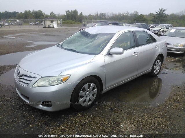 4T4BF3EK3AR051121 - 2010 TOYOTA CAMRY SE/LE/XLE ვერცხლისფერი ფოტო 2