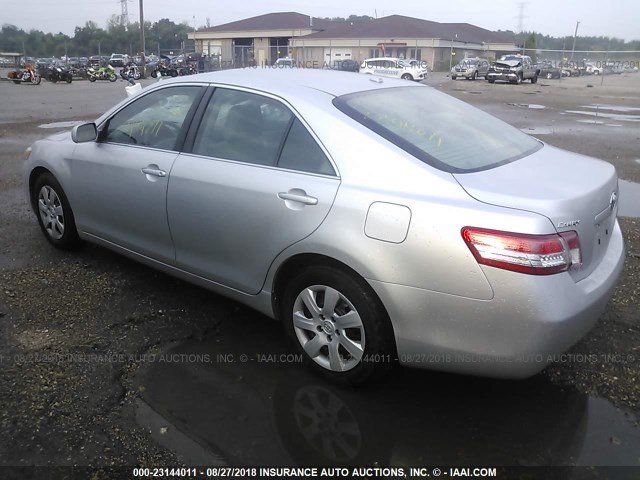 4T4BF3EK3AR051121 - 2010 TOYOTA CAMRY SE/LE/XLE ვერცხლისფერი ფოტო 3